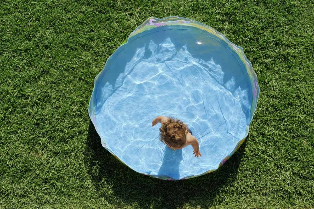 dziewczynka w plastikowym okrągłym basenie